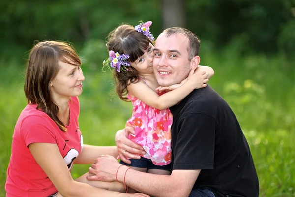 Portrét šťastné rodiny v letní přírodě — Stock fotografie