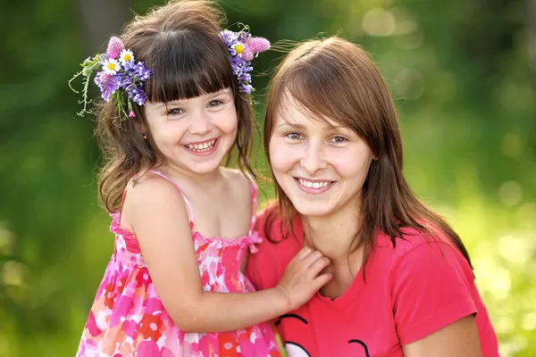 Portret van een gelukkige familie in de zomer natuur — Stockfoto