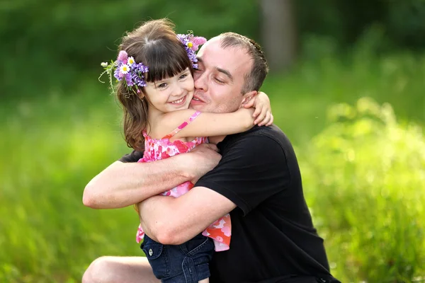 Porträtt av en lycklig familj sommaren natur — Stockfoto