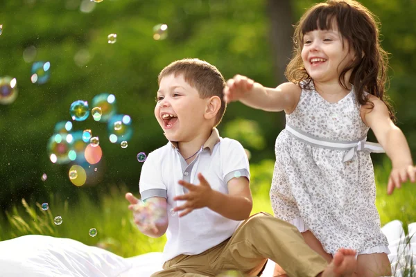 Retrato de un niño y una niña en verano — Foto de Stock