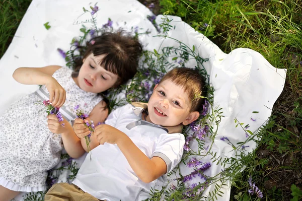 Retrato de um menino e menina no verão — Fotografia de Stock