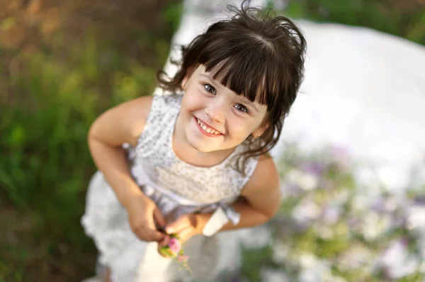 Retrato de niña al aire libre en verano — Foto de Stock