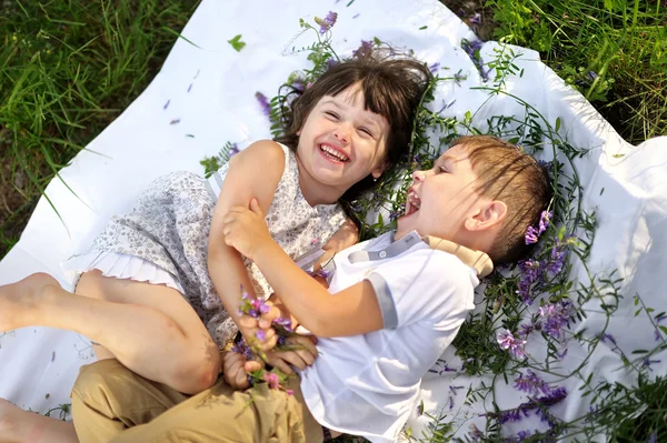 Retrato de um menino e menina no verão — Fotografia de Stock