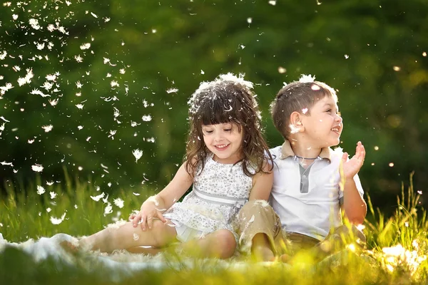 Porträt eines Jungen und eines Mädchens im Sommer — Stockfoto