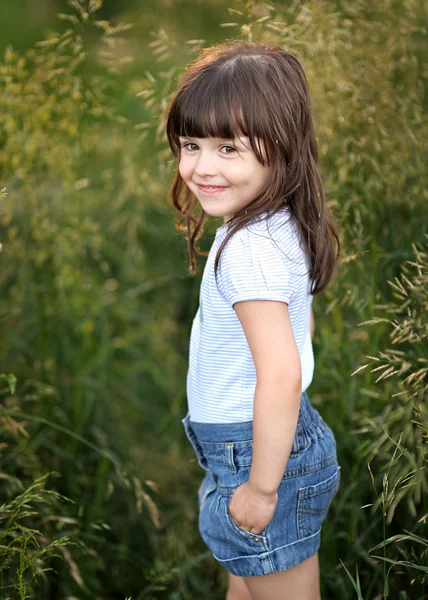 Retrato de una hermosa niña de moda — Foto de Stock