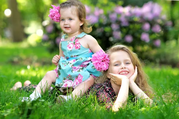 Portret van twee zusters in een park in het voorjaar van — Stockfoto