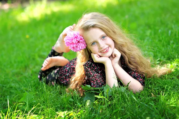 Egy gyönyörű kislány portréja. — Stock Fotó