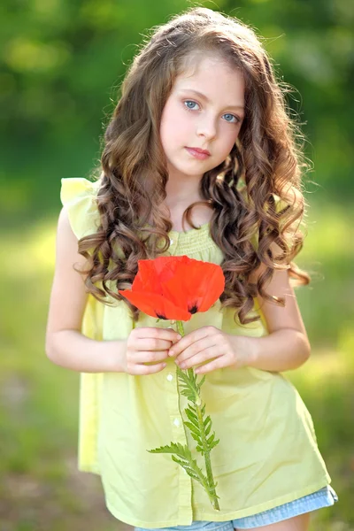 Porträtt av en vacker mode liten flicka — Stockfoto