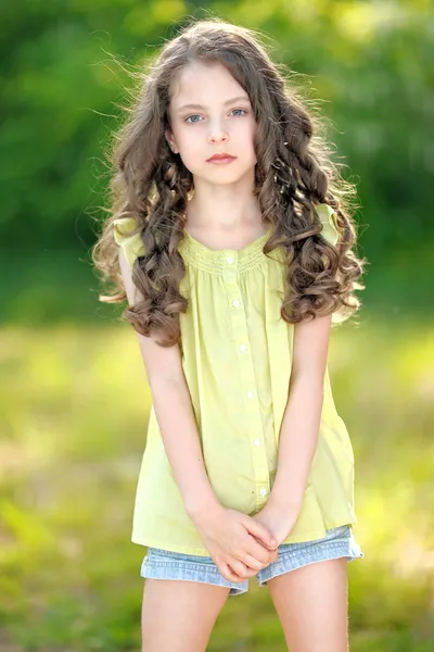 Retrato de una hermosa niña de moda — Foto de Stock