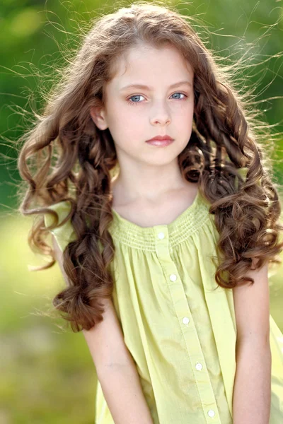 时尚美丽的肖像的小女孩 — 图库照片