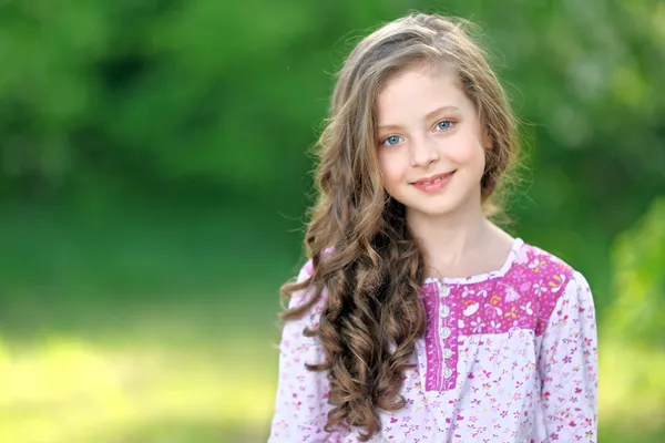 Retrato de una hermosa niña de moda — Foto de Stock