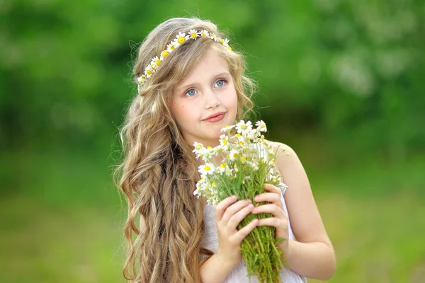 Portrait of a beautiful little girl with chamomile — Stock Photo, Image