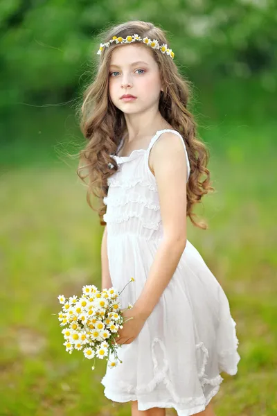 Portrait of a beautiful little girl with chamomile — Stock Photo, Image