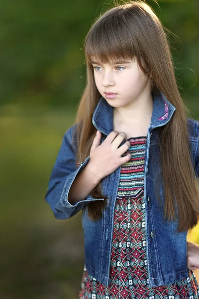 Portrait de petite fille en plein air en été — Photo