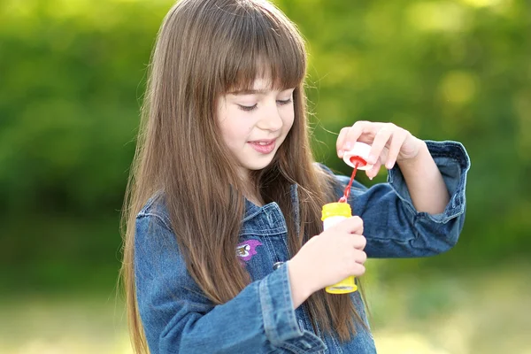 Portrait de petite fille en plein air en été — Photo