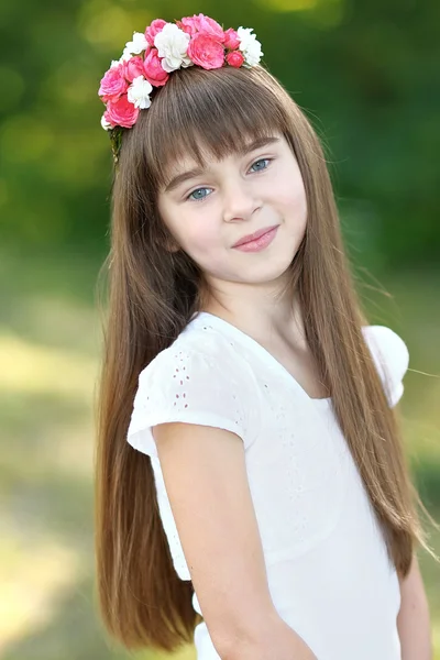 Retrato de una hermosa niña de moda — Foto de Stock