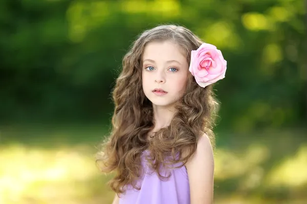 Retrato de una hermosa niña de moda — Foto de Stock