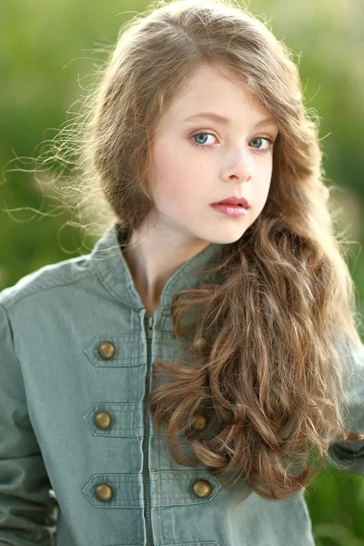 Portrait de petite fille en plein air en été — Photo