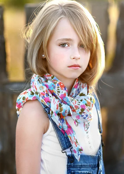 Retrato de niña al aire libre en verano —  Fotos de Stock