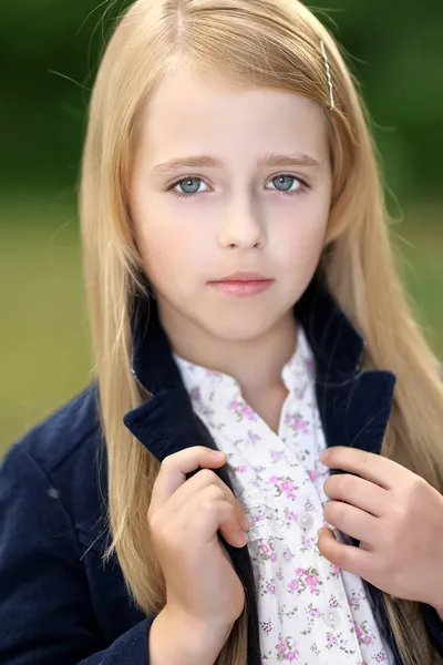 Portret van klein meisje buiten in de zomer — Stockfoto