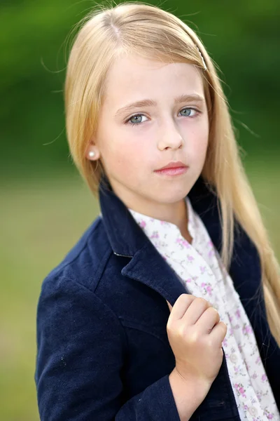 Retrato de menina ao ar livre no verão — Fotografia de Stock