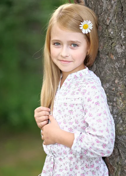 Portrait d'une belle petite fille à la camomille — Photo