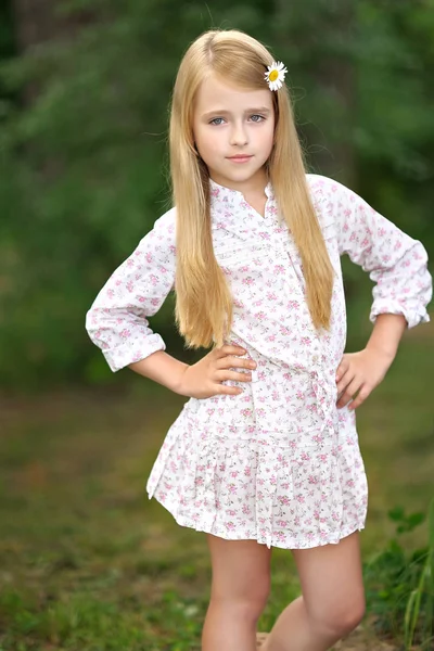 Portrait of a beautiful little girl with chamomile — Stock Photo, Image