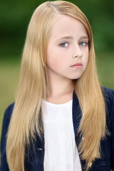 Portret van klein meisje buiten in de zomer — Stockfoto