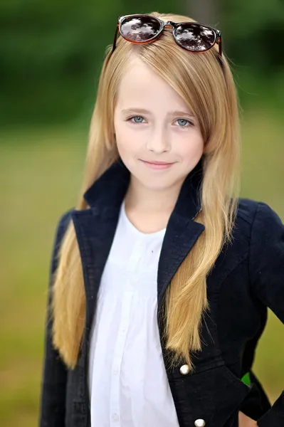 Portrait de petite fille en plein air en été — Photo