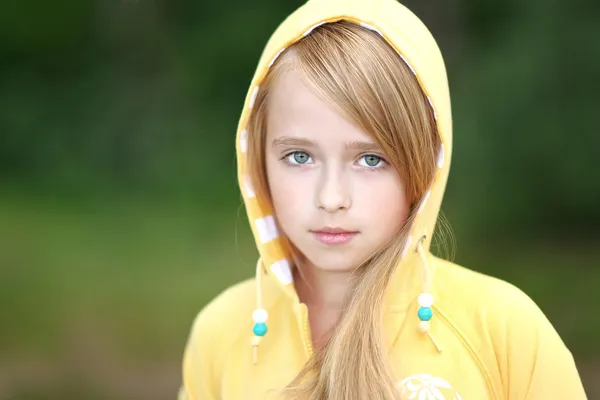 Portret van klein meisje buiten in de zomer — Stockfoto