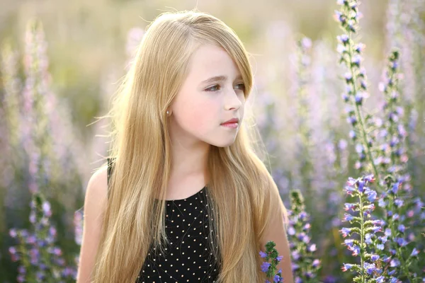 Retrato de niña al aire libre en verano — Foto de Stock