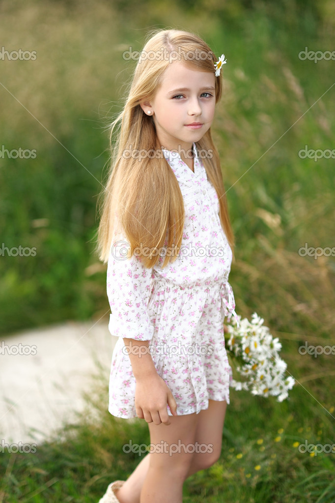 Portrait of a beautiful little girl with chamomile — Stock Photo ...