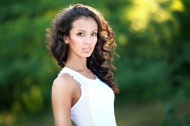 sportif bir şekilde güzel bir esmer portresi