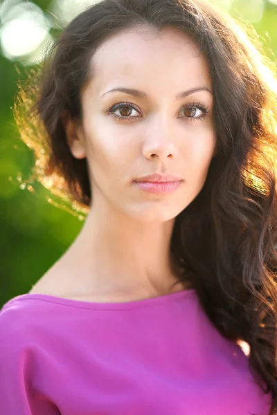 Mooie elegante brunette meisje in een veld — Stockfoto