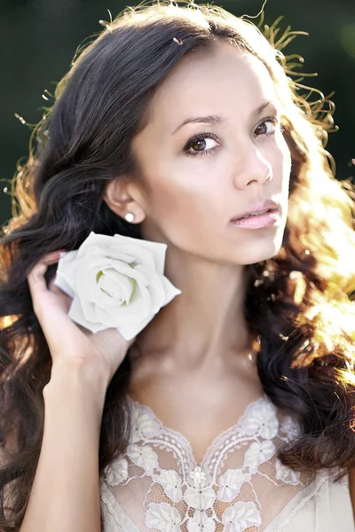 Retrato de una hermosa joven en traje de baño — Foto de Stock