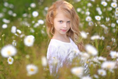 Papatya ile güzel ve küçük bir kız portresi