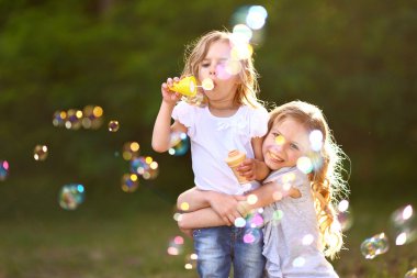 iki kız olarak ormanda kız portre