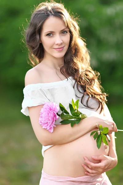 Retrato de una hermosa joven embarazada —  Fotos de Stock