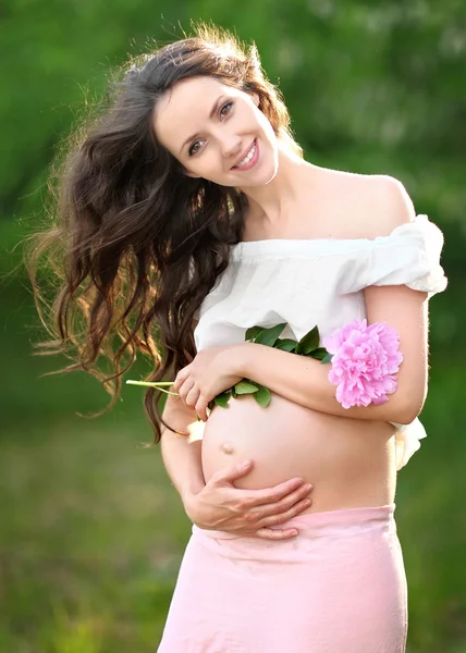 Πορτρέτο του μια όμορφη νεαρή έγκυο γυναίκα — Φωτογραφία Αρχείου