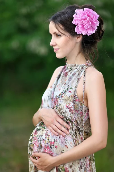 Portret pięknej młodej kobiety w ciąży — Zdjęcie stockowe