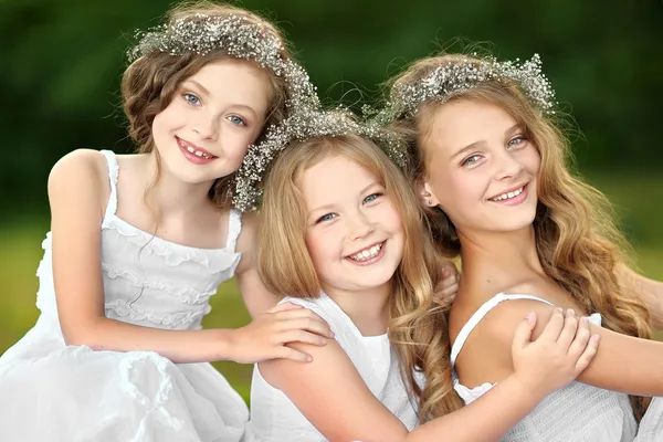 Retrato de dos novias jóvenes con flores —  Fotos de Stock