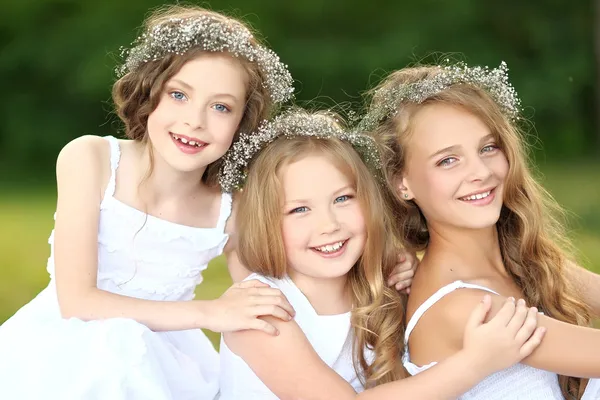 Portrait de deux jeunes copines avec des fleurs — Photo