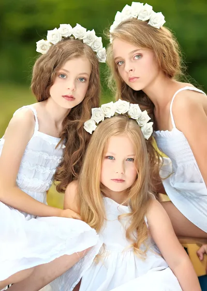 用花的两个年轻女友的肖像 — 图库照片