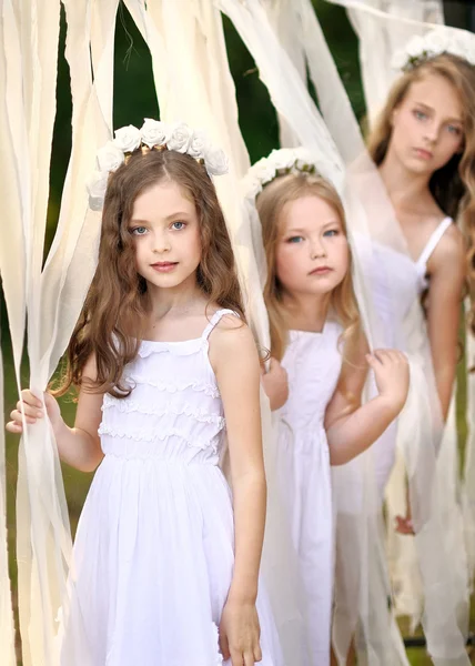 Portrait de deux jeunes copines avec des fleurs — Photo