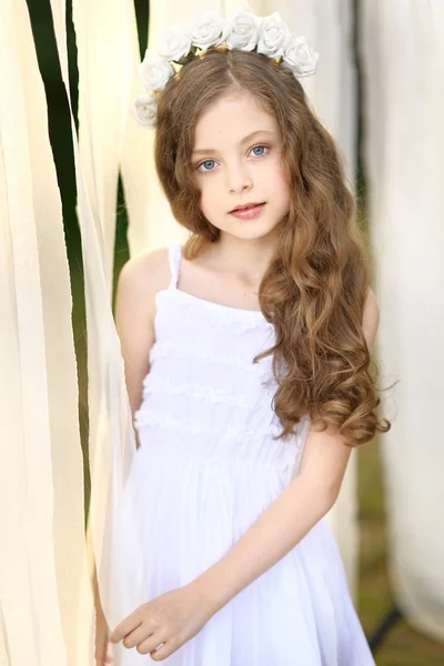 Портрет красивой модной маленькой девочки — стоковое фото