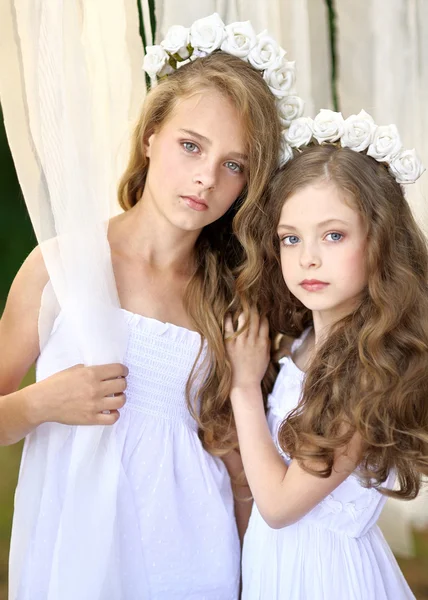 Retrato de dos novias jóvenes con flores — Foto de Stock