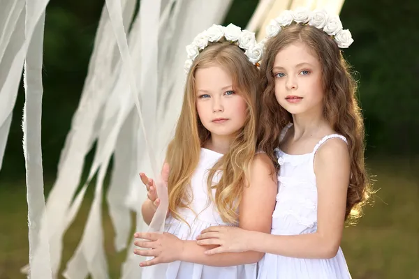 Portrait de deux jeunes copines avec des fleurs — Photo