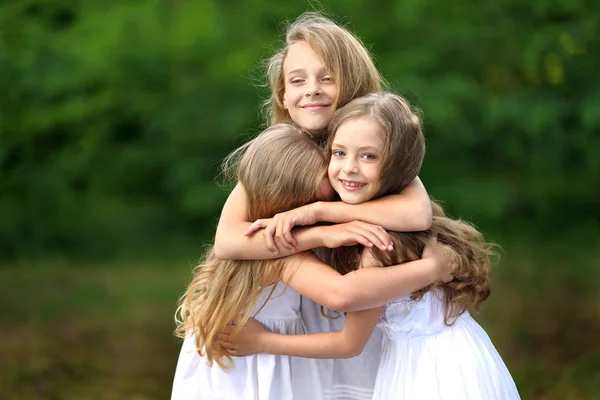 Portrait de deux jeunes copines avec des fleurs — Photo