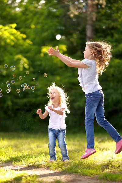 Porträtt av två flickor i den skogen girlfriends — Stockfoto