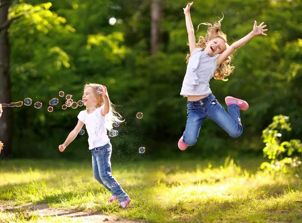 Portrait de deux filles dans les bois copines — Photo